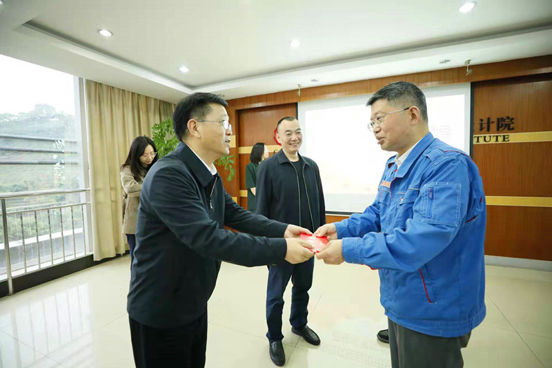 炭黑院黨委書記、總經(jīng)理王家貴榮獲自貢市總工會 “五一勞動獎章”